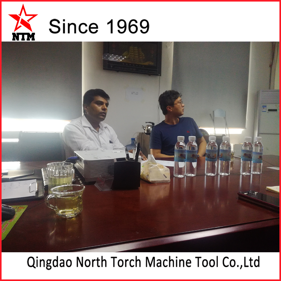 中東客戶來我司洽談并簽訂合同，采購(gòu)我司CK84系列數(shù)控軋輥車床